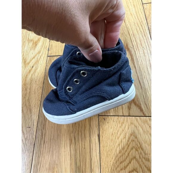Toms Boys Navy Shoes Size 3 - Picture 2 of 4